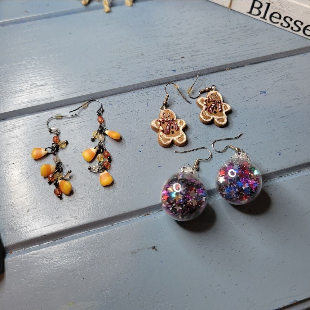 Holiday earrings - Picture 1 of 9